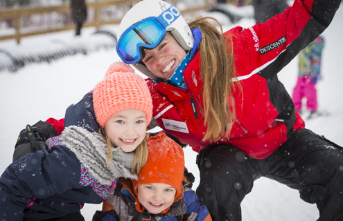 Certificat de niveau 1 de l’Alliance des moniteurs de ski du Canada ou de la PESA OU Certificat de niveau 1 de l’Association canadienne des moniteurs de snowboard ou de la PEPN