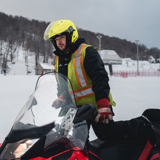 Sommets Saint Sauveur Emploi Hiver Operations Terrain Laurentides Dameuse