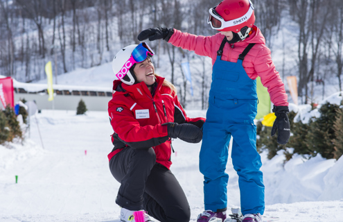 Certificat de niveau 1 de l’Alliance des moniteurs de ski du Canada ou de la PESA (ou en voie de l'obtenir) OU Certificat de niveau 1 de l’Association canadienne des moniteurs de snowboard ou de la PE...