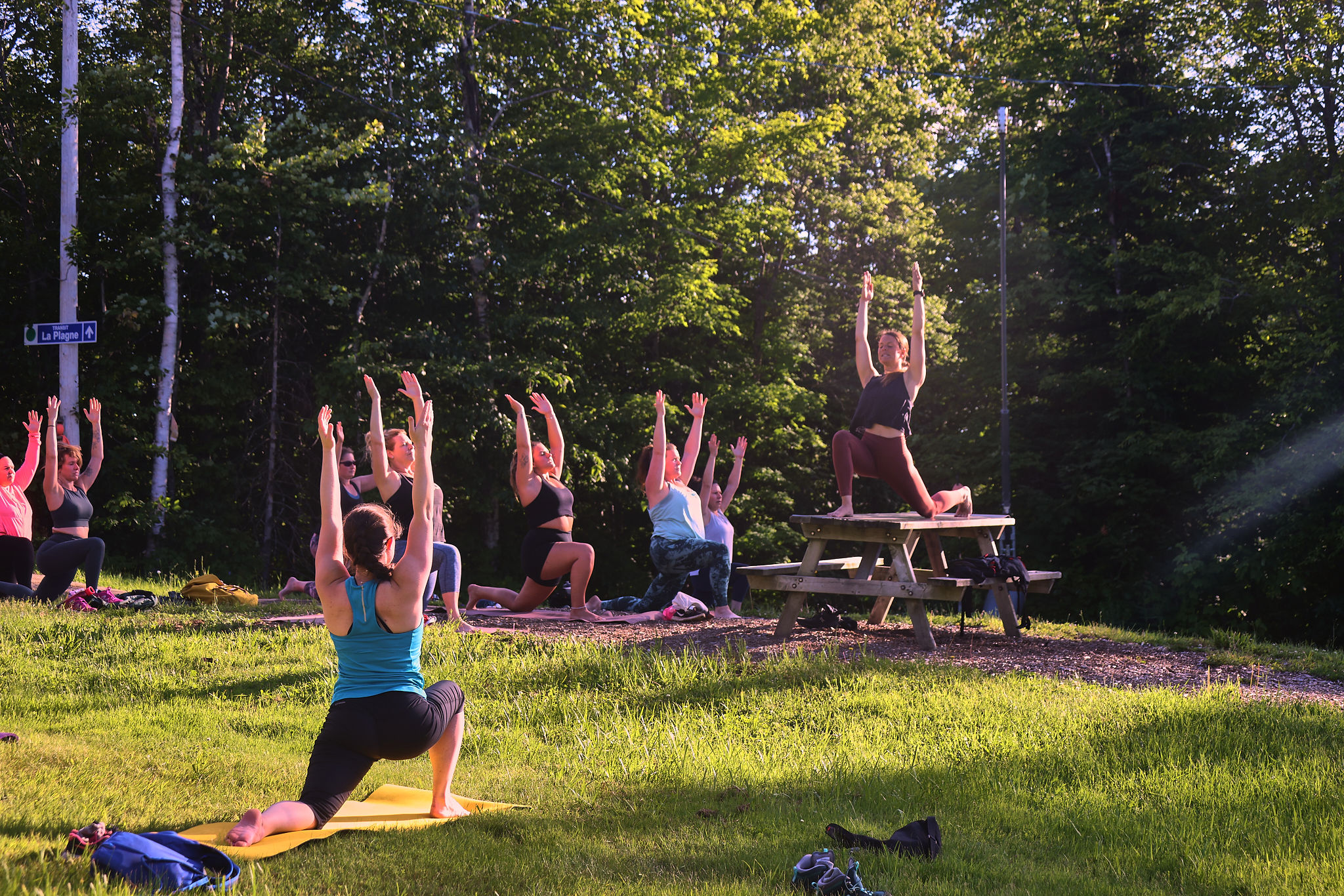 Sommet Saint Sauveur Randonnee Yoga Nature Amis Groupe Etirement