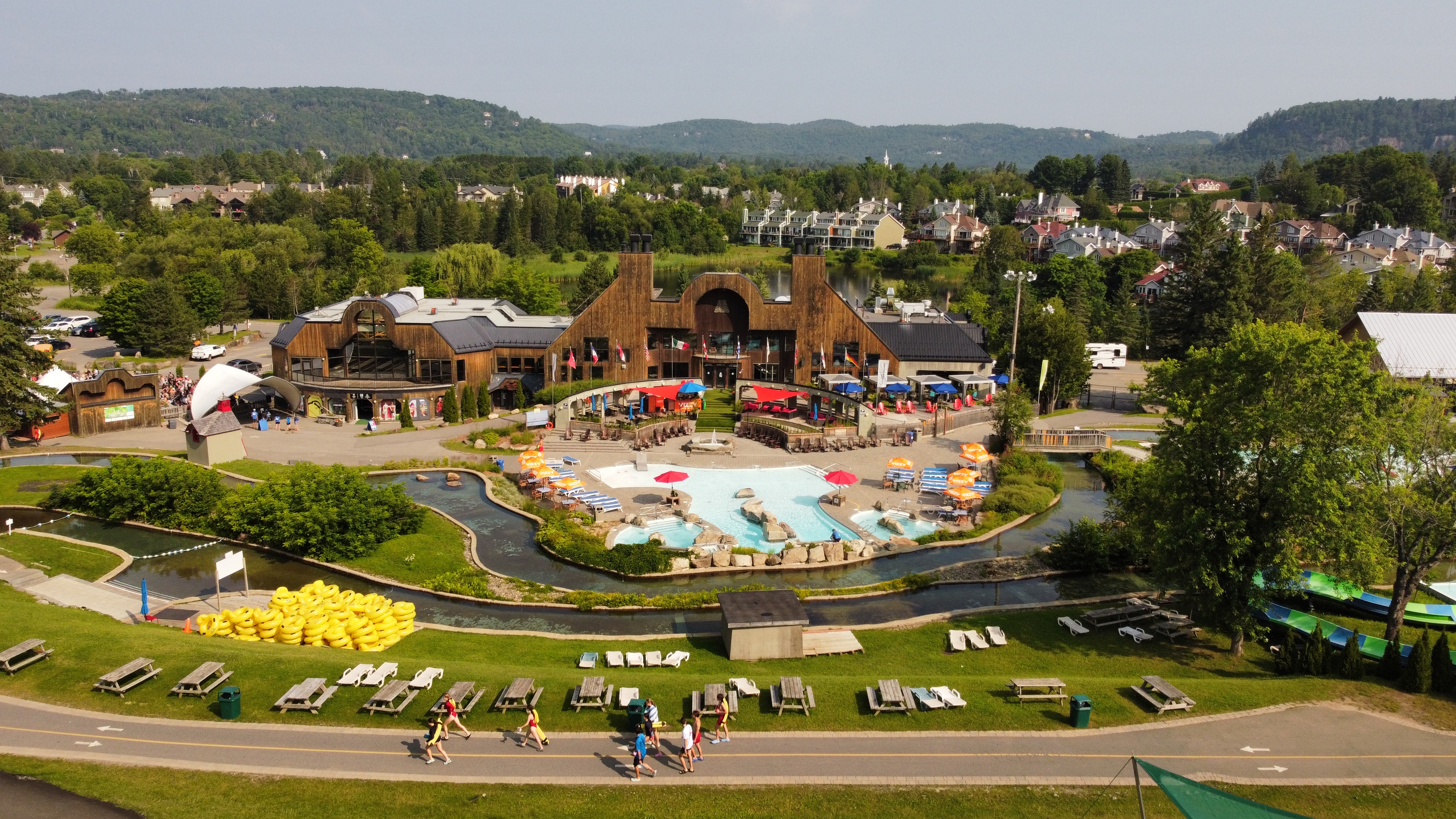 sommet-saint-sauveur-parc-aquatique-emploi-ete-waterpark-summer-montagne-mountain