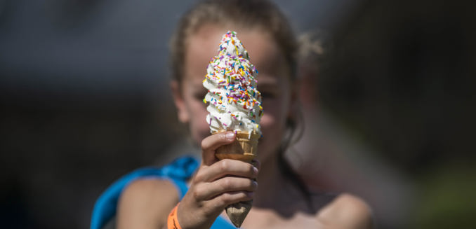 Sommet Saint Sauveur Enfant Creme Glacée En Été Parc Aquatique