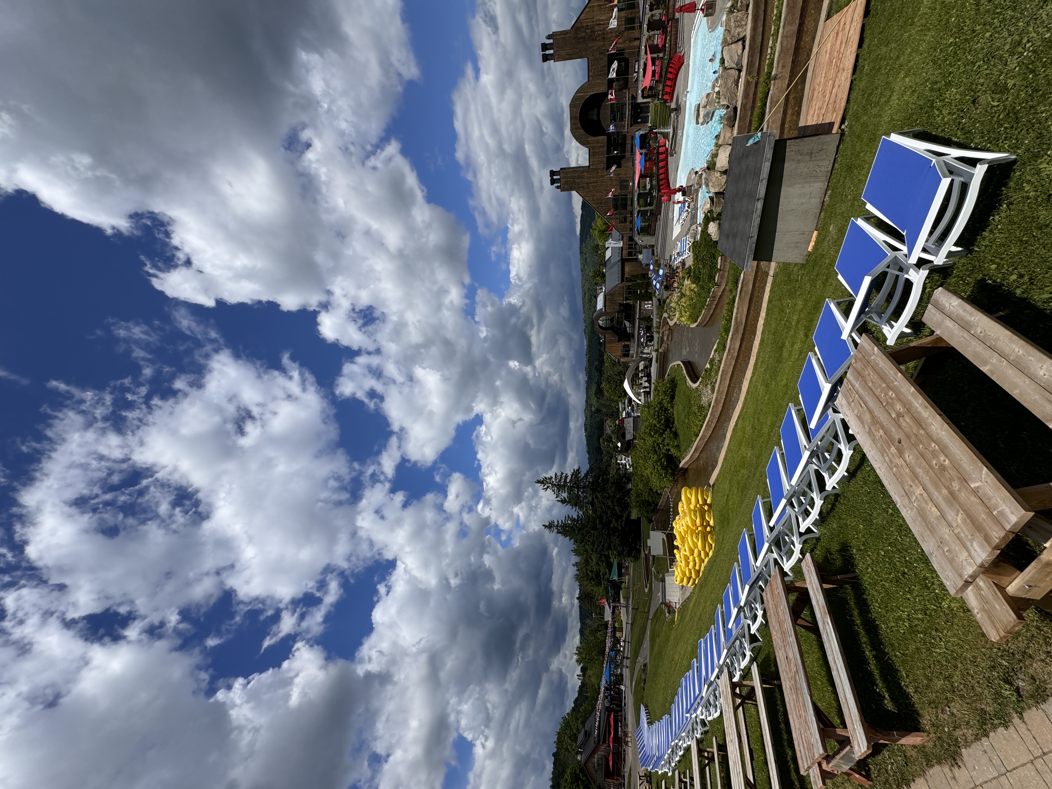 Parc Aquatique Sommet Saint Sauveur Vue Espace Pique Nique Chaises Longues Soleil