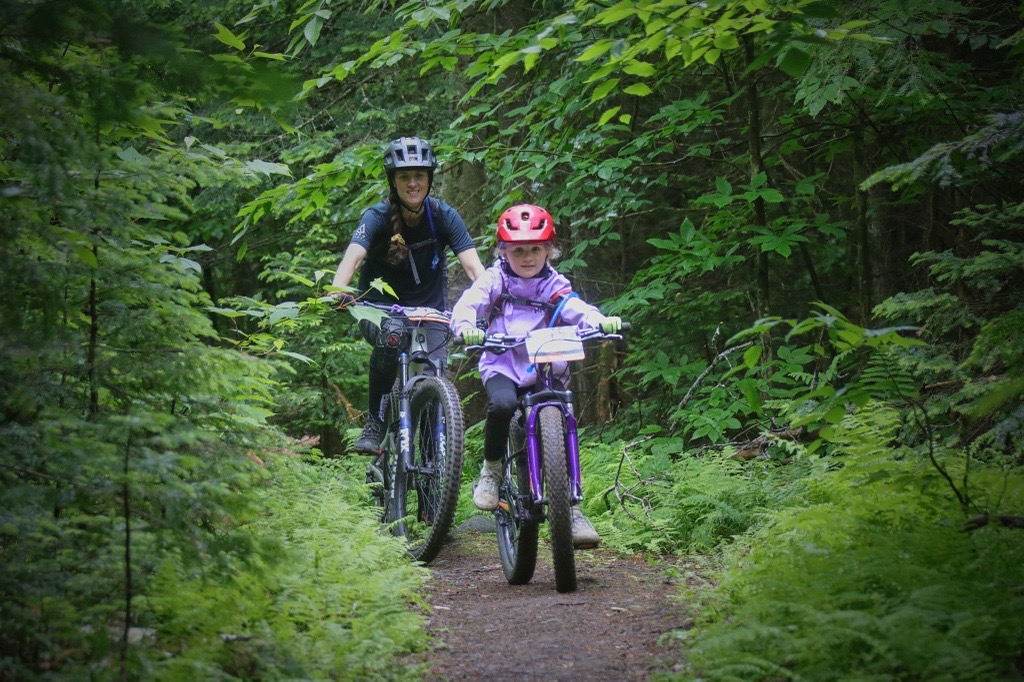 Sommet Morin Heights Sentier Velo Famille Mere Fille