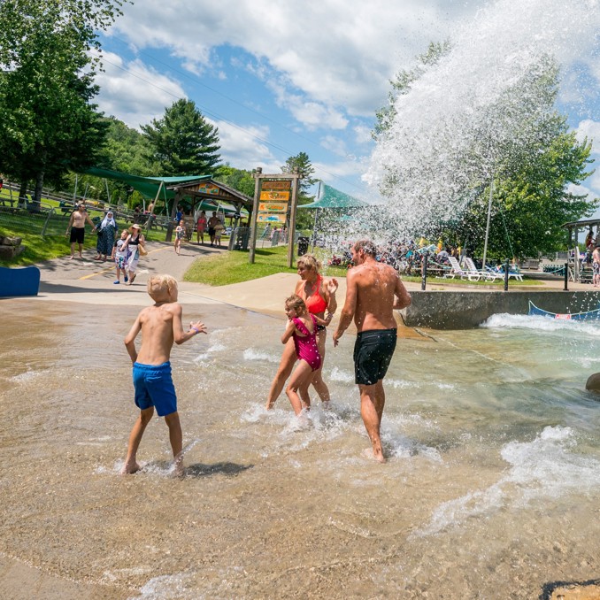 Sommet Saint Sauveur Parc Aquatique Baril Eau Famille