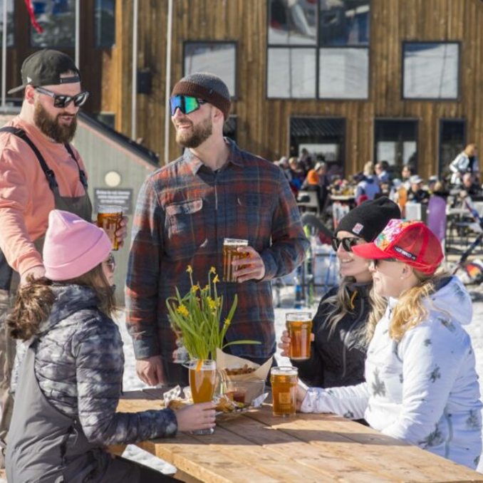 Sommet Saint Sauveur Bar Restaurant Terrasse Printemps Biere Apres Ski Soleil