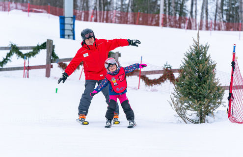 Certificat de niveau 1 de l’Alliance des moniteurs de ski du Canada ou de la PESA (ou en voie de l'obtenir) OU Certificat de niveau 1 de l’Association canadienne des moniteurs de snowboard ou de la PE...